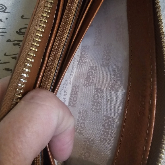 MICHAEL KORS Large Zip Around Wallet GUC - Picture 12 of 15